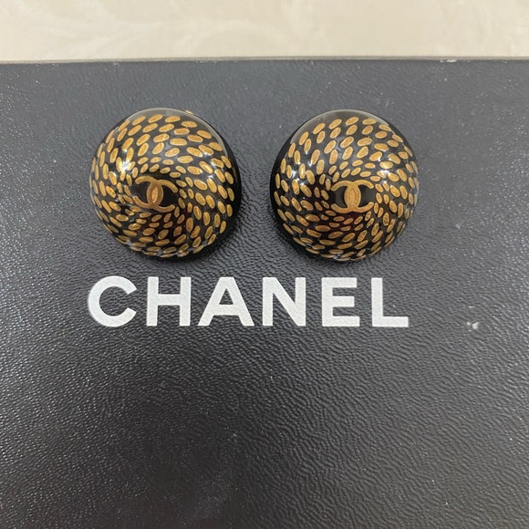 ๐ Chanel CC Gold tone earrings, in Box - Picture 2 of 6